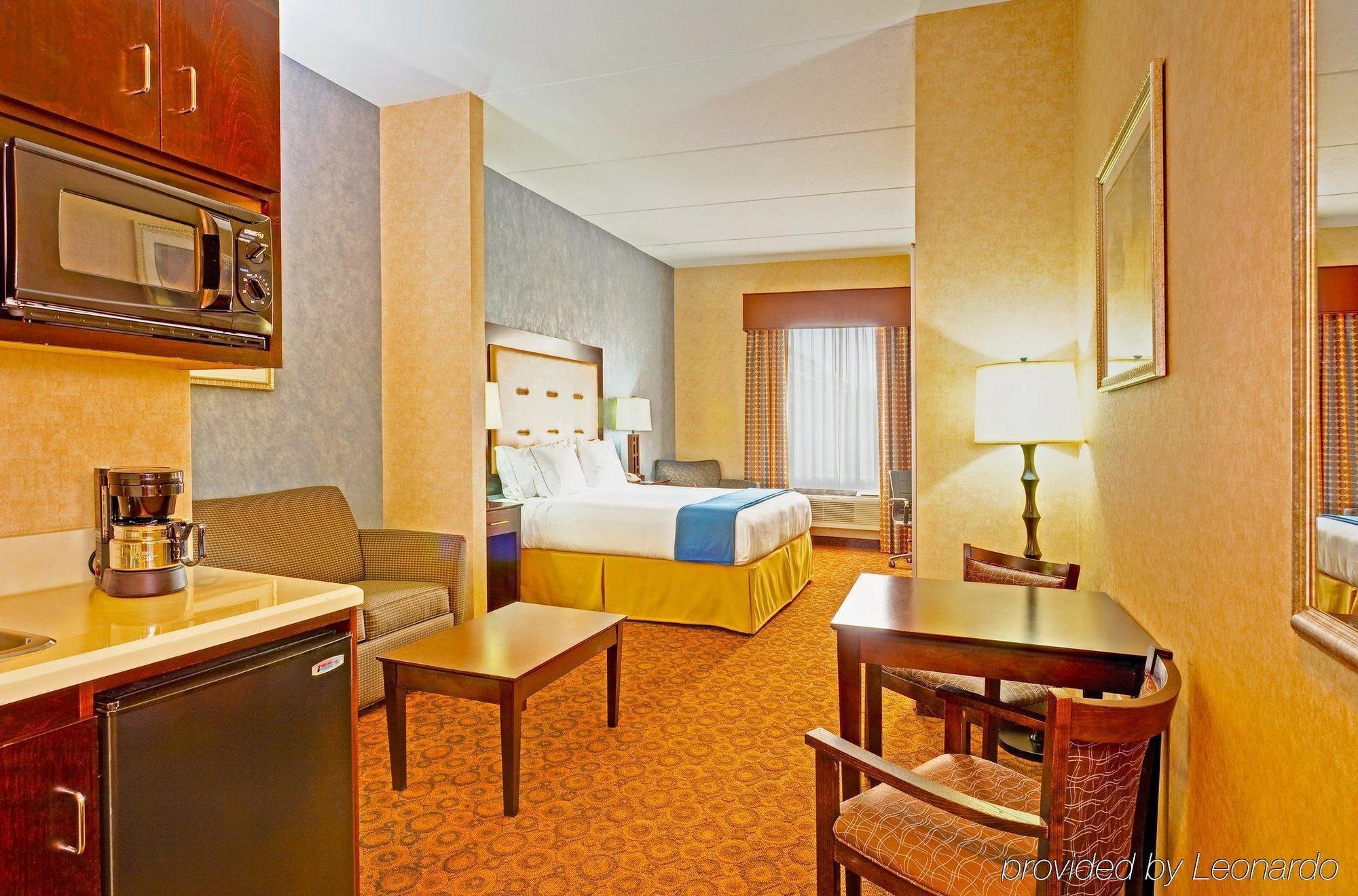 Holiday Inn Express Hotel & Suites Byram By Ihg Rum bild
